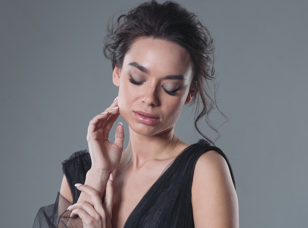 Asiatische Frau im Abendkleid Studio Schönheit