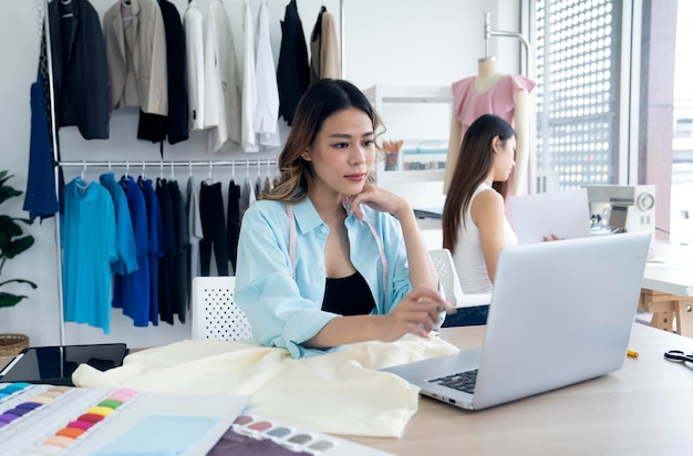 Asiatische Frau im Büro