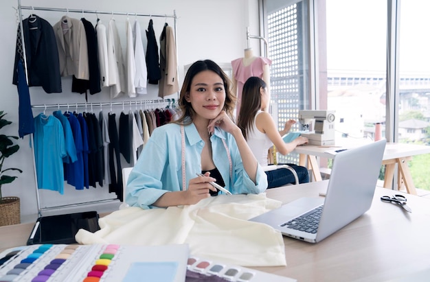 Asiatische Frau im Büro