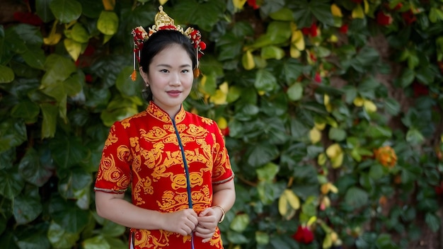 Asiatische Frau in chinesischer traditioneller Kleidung im dorf Ban Rak Thai in der Provinz Mae Hong Son, Thailand