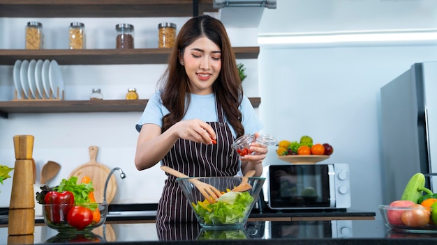 asiatische Frau in der Küche