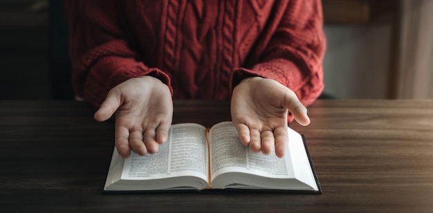 Asiatische Frau liest die Schrift oder die heilige Bibel