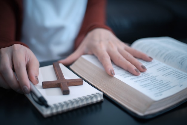 Asiatische Frau liest morgens Bibel