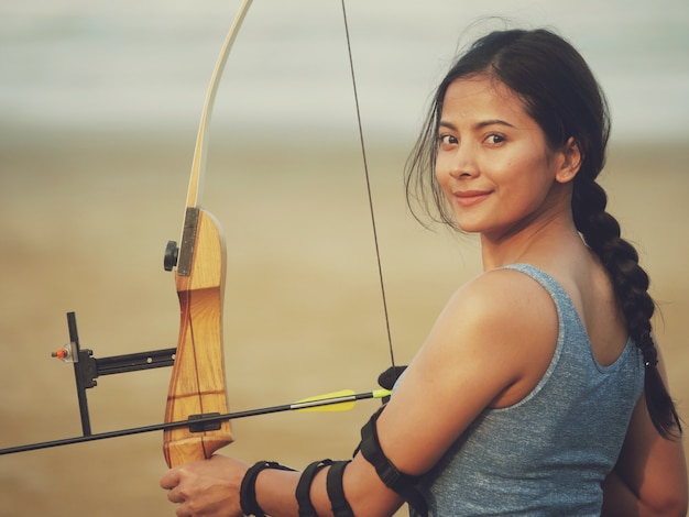 Asiatische Frau mit Bogen Arachery