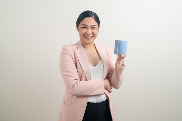 Asiatische Frau mit der Hand, die Kaffeetasse hält