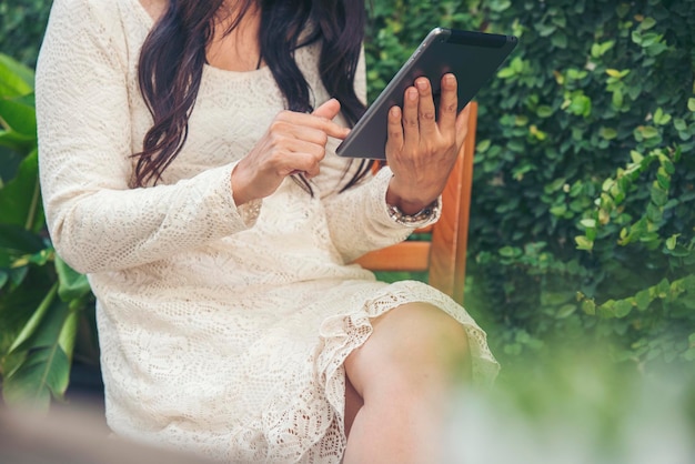 Asiatische Frau mit digitalem Tablet-Shopping Online-Anruf SMS-Nachricht Internet-Technologie-Lifestyle mit lächelndem Gesicht