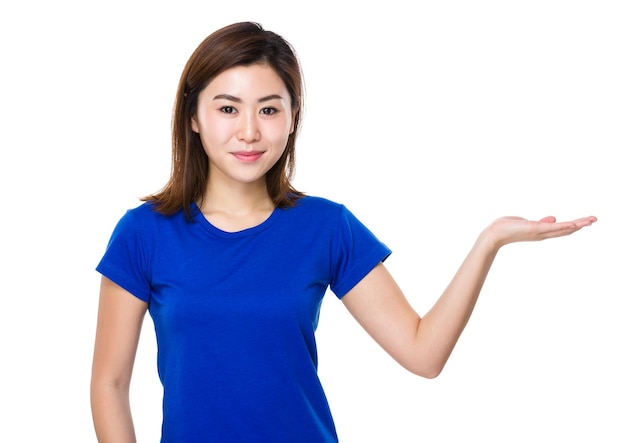 Asiatische Frau mit einer Hand, die etwas zeigt