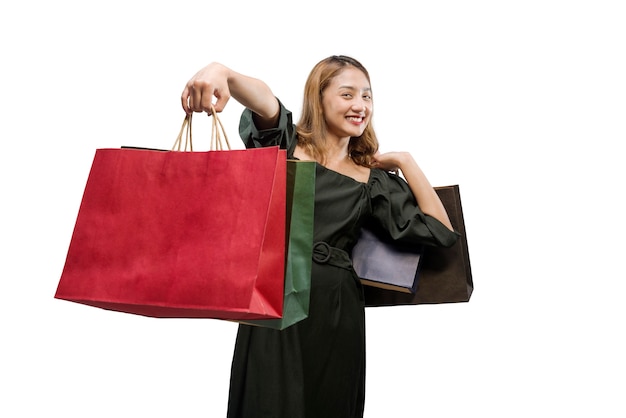 Asiatische Frau mit Einkaufstüten isoliert auf weißem Hintergrund