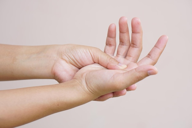 Asiatische Frau mit Handtaubheit