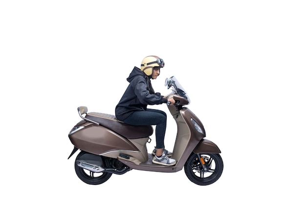 Asiatische Frau mit Helm und Jacke, die auf einem Roller sitzt