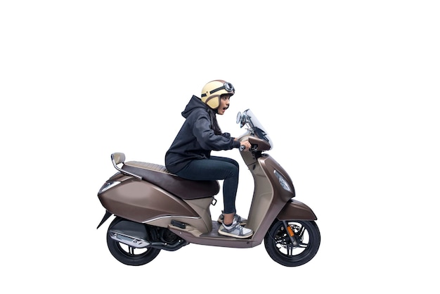 Asiatische Frau mit Helm und Jacke, die auf einem Roller sitzt