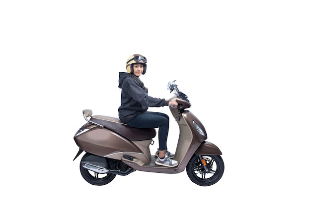 Asiatische frau mit helm und jacke, die auf einem roller sitzt