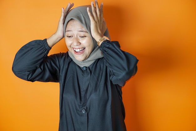 Asiatische Frau mit Hijab in einer Posen