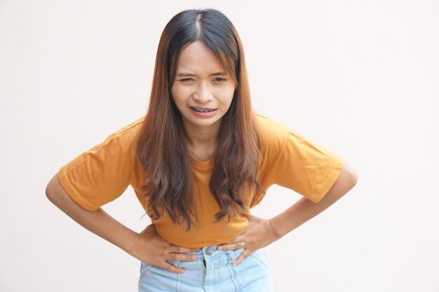 Asiatische Frau mit Magenschmerzen von der Menstruation