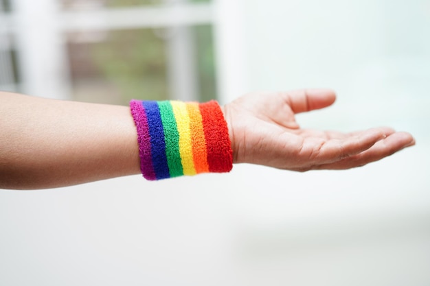 Asiatische Frau mit Regenbogenfahne LGBT-Symbolrechte und Gleichstellung der Geschlechter LGBT-Pride-Monat im Juni