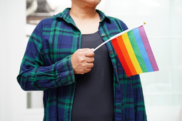 Asiatische Frau mit Regenbogenfahne LGBT-Symbolrechte und Gleichstellung der Geschlechter LGBT-Pride-Monat im Juni