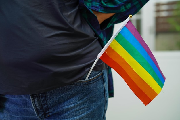 Asiatische Frau mit Regenbogenfahne LGBT-Symbolrechte und Gleichstellung der Geschlechter LGBT-Pride-Monat im Juni