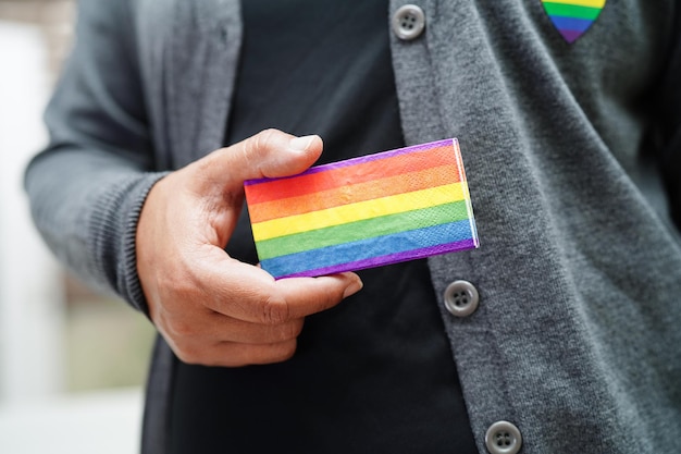 Asiatische Frau mit Regenbogenflagge, Symbol für LGBT-Rechte und Geschlechtergleichheit LGBT-Pride-Monat im Juni