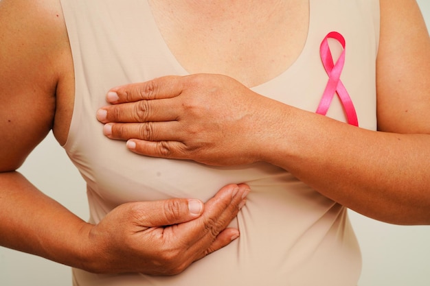 Asiatische Frau mit rosa Schleife Weltbrustkrebstag im Oktober