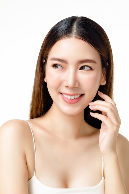 Asiatische Frau mit schönem Gesicht und frischer Haut, die auf weißem, isoliertem Hintergrund in die Kamera schaut