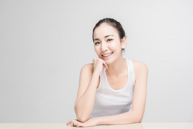 Asiatische Frau mit schönen Skinface nicht Make-up, reine Kosmetik auf weißem Hintergrund
