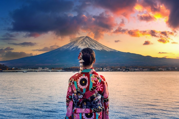 Asiatische Frau mit traditionellem japanischem Kimono am Fuji-Berg?