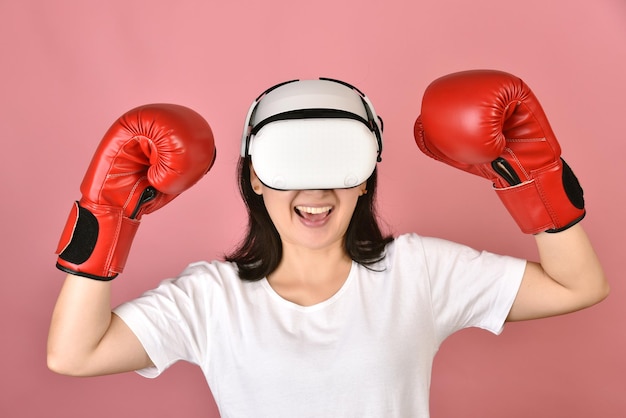 Asiatische Frau mit VR-Brille Training mit Punch-Boxing-Videospielanwendung über Virtual-Reality-Headset Junge Frau genießt neue Fitnesserfahrung durch VR-Technologie Studioaufnahme