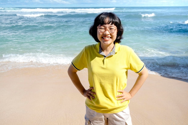 Asiatische Frau reist am Strand