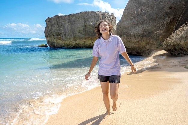 Asiatische Frau reist am Strand