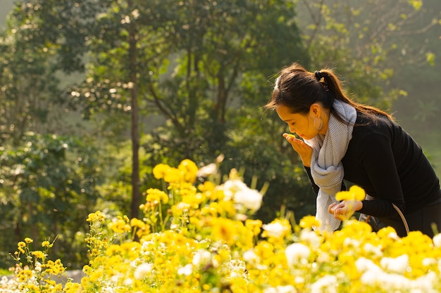 Asiatische Frau steht gefühlvolle Atmosphäre im Chrysanthemenfeld