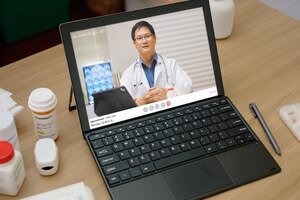 Asiatische frau telemedizin arzt online-besuch mit computer zu hause