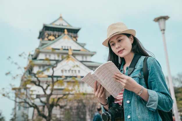 Asiatische Frau touristischen glücklichen Leseführer