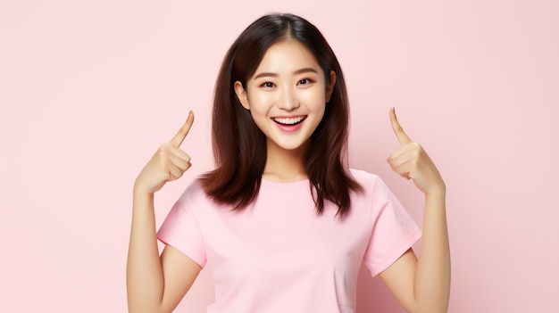 asiatische Frau trägt rosafarbenes T-Shirt mit Handhaltung und Stil