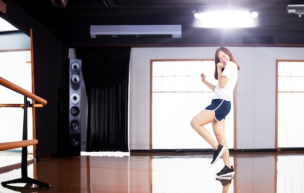 Foto asiatische frau übt tanzen und lipsinc im studioraum