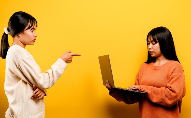 Asiatische Frau und Laptop bestellen Arbeitsfreunde, die Stress online zeigen, mit einem ernsthaften Gesichtsstress, der durch harte Arbeit verursacht wird