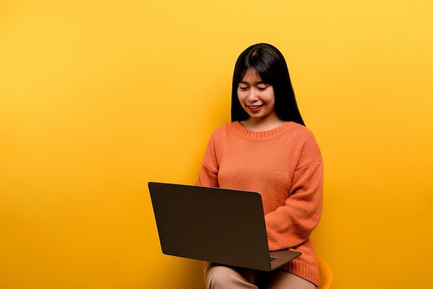 Asiatische Frau und Laptop und arbeiten gerne Foto einer schönen asiatischen Frau, die gerne arbeitet