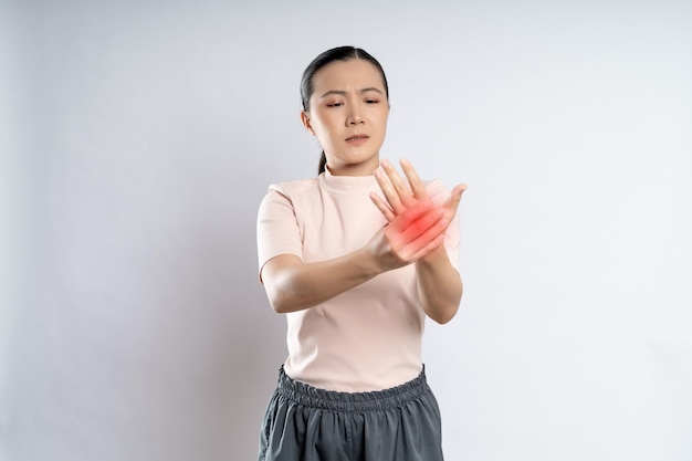 Foto asiatische frau war krank und hatte schmerzen, die den körper mit rotem fleck auf weißem hintergrund berührten