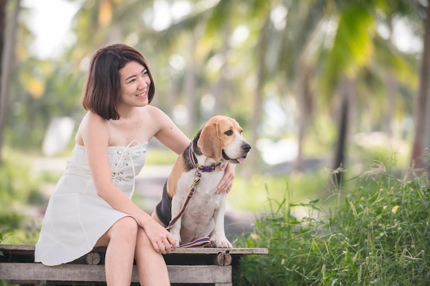 Asiatische Frau zusammen mit Hund. Solo-Outdoor-Lifestyle im Naturpark.