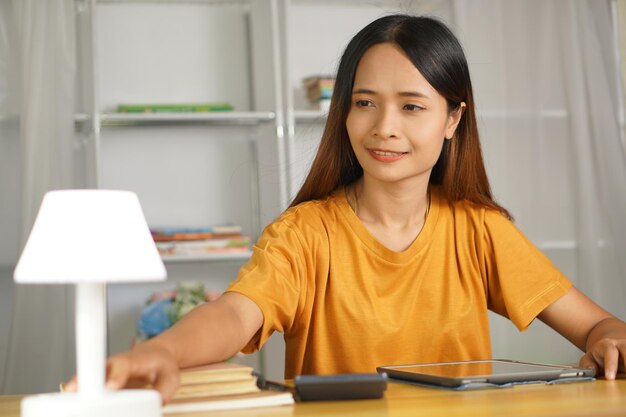 Asiatische Frauen bringen Arbeit nach Hause