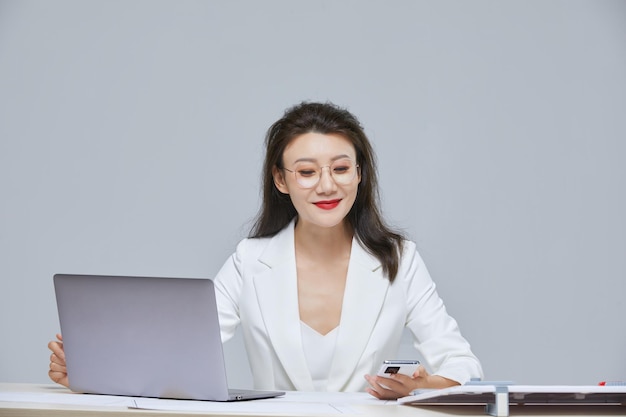 Foto asiatische frauen, die hart arbeiten