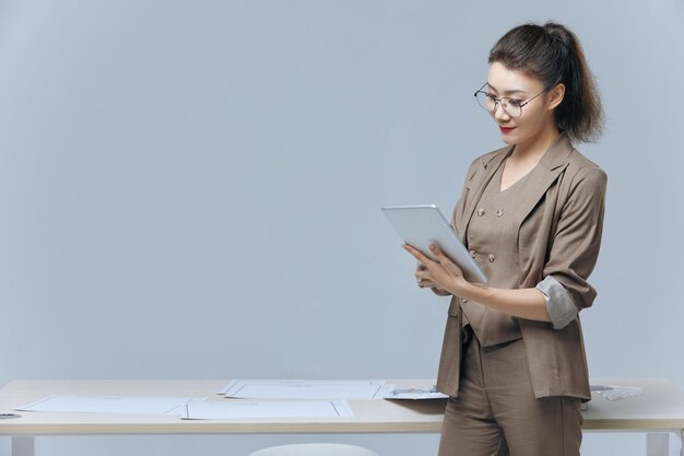 Foto asiatische frauen, die hart arbeiten