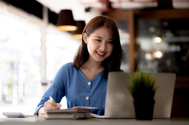 Asiatische Frauen, die im Büro arbeiten Junge asiatische Geschäftsfrauen als Führungskräfte, die Startup-Führungskräfte gründen und leiten Junge weibliche Führungskräfte Startup-Business-Konzept