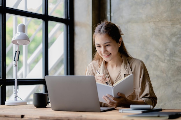 Asiatische Frauen, die im Büro arbeiten Junge asiatische Geschäftsfrauen als Führungskräfte, die Startup-Führungskräfte gründen und leiten Junge weibliche Führungskräfte Startup-Business-Konzept