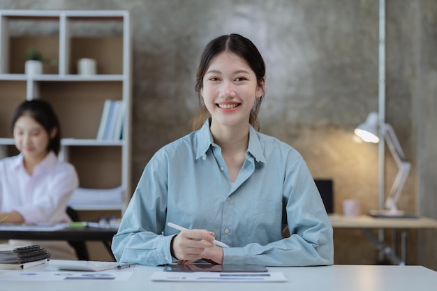 Asiatische Frauen, die im Büro arbeiten Junge asiatische Geschäftsfrauen als Führungskräfte, die Startup-Führungskräfte gründen und leiten Junge weibliche Führungskräfte Startup-Business-Konzept
