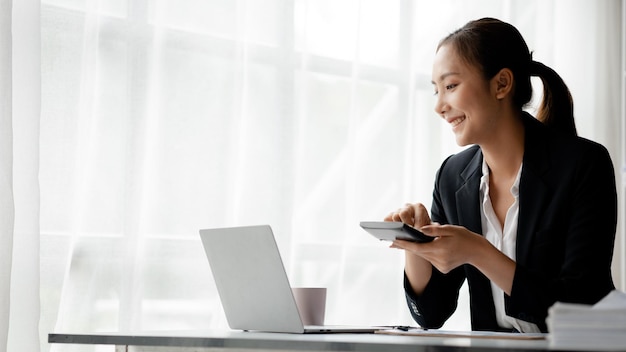 Asiatische Frauen, die im Büro arbeiten Junge asiatische Geschäftsfrauen als Führungskräfte, die Startup-Führungskräfte gründen und leiten Junge weibliche Führungskräfte Startup-Business-Konzept