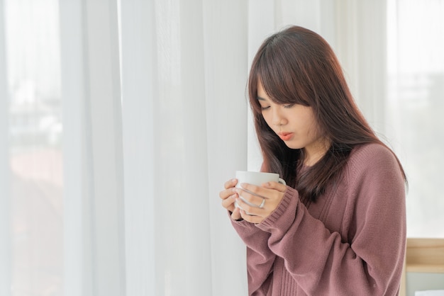 Asiatische Frauen, die morgens Kaffee trinken