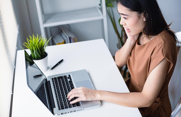 Foto asiatische frauen, die sich für laptops begeistern und gerne online shoppen