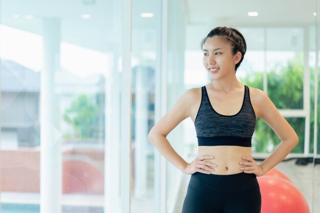 Asiatische Frauen, die sich vor dem Training dehnen und aufwärmen