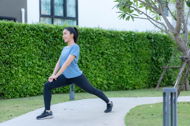 Asiatische Frauen, die sich vor dem Training dehnen und aufwärmen