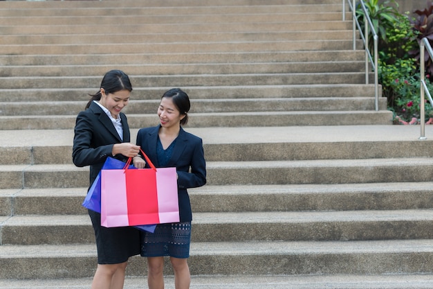 Asiatische Frauen einkaufen